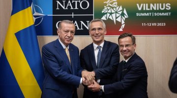 Prezydent Turcji Recep Tayyip Erdoğan, sekretarz generalny NATO Jens Stoltenberg i premier Szwecji Ulf Kristersson