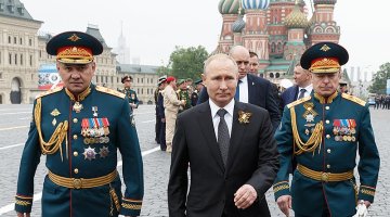 Vladimir Putin and General Sergei Shoigu during the parade in 2019 