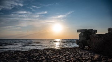 Zdjęcie przedstawia sprzęt wojskowy w trakcie ćwiczeń