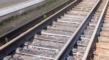 Dual-gauge rail tracks