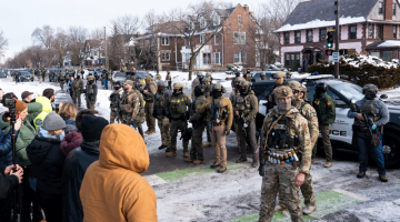 Polityka deportacyjna Trumpa: konsekwencje wyborcze i napięcia społeczne