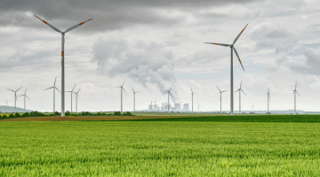 Blick von Kaiskorb auf die Windräder auf das Kohlekraftwerk Niederaussem im Hintergrund