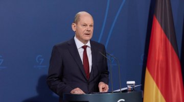 Zdjęcie przedstawia Olafa Scholza