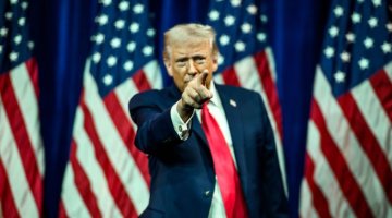 Zdjęcie przedstawia Donalda Trumpa