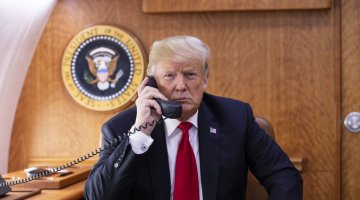 Zdjęcie przedstawia Donalda Trumpa w czasie wykonywania telefonu