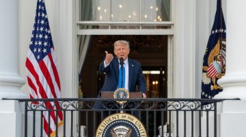 Zdjęcie przedstawia Donalda Trumpa