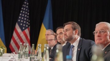 Zdjęcie przedstawia amerykańską delegację w czasie spotkania z Zełenskim