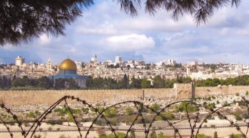 Panorama Jerozolimy za drutem kolczastym
