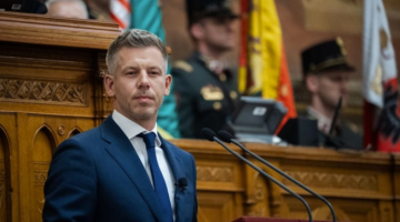 Péter Magyar przemawiający w węgierskim parlamencie