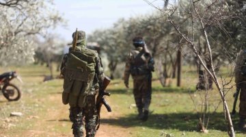 Zdjęcie przedstawia dwóch żołnierzy