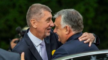 Zdjęcie przedstawia uścisk premiera Babiša i premiera Orbána