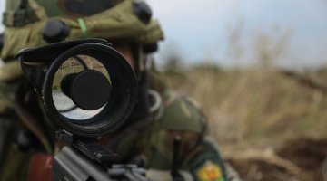 Zdjęcie przedstawia celującego żołnierza 