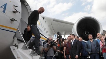 Prezydent Ukrainy wita wychodzącego z samolotu byłego więźnia